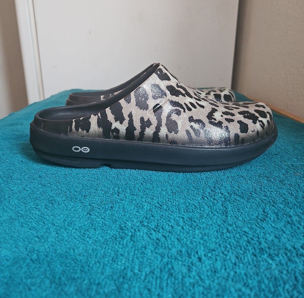 Oofos Unisex OOcloog Limited In Leopard Print